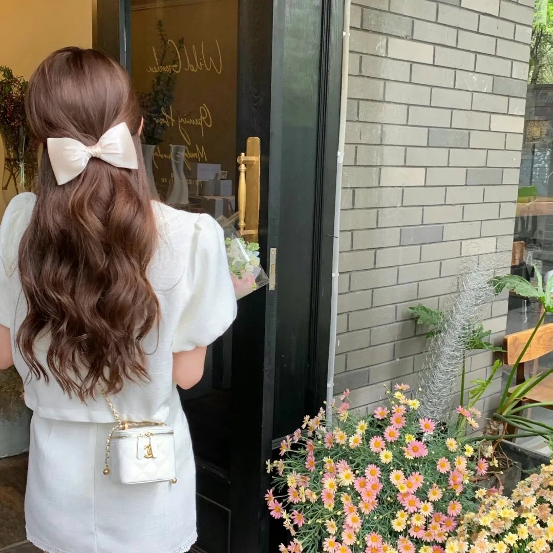 戴脚镣的女孩